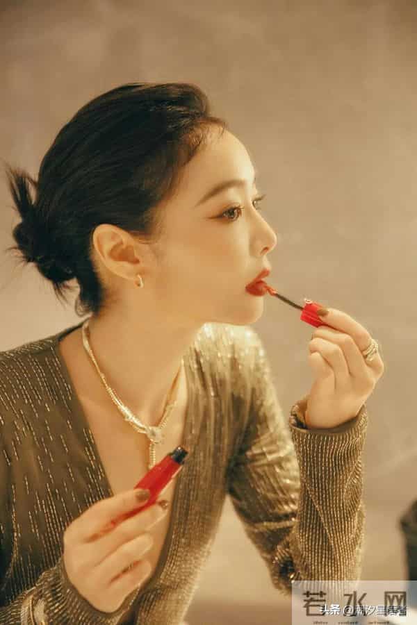 高叶新造型杀疯：“大嫂”的闪裙红唇，贵气是装不出来的