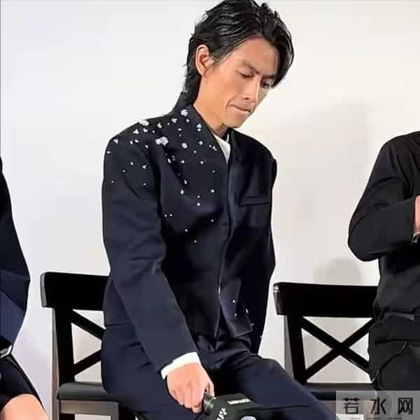 年纪大了就别尬演美男！油光满面脸部肿胀，这是迷倒女人的皮囊？