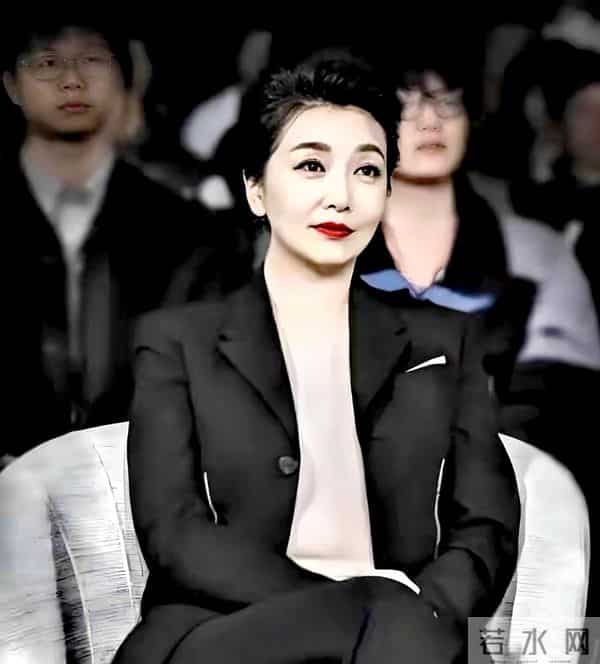 57岁江珊白发造型美哭全网!网友力赞:这才是女人最高级的美