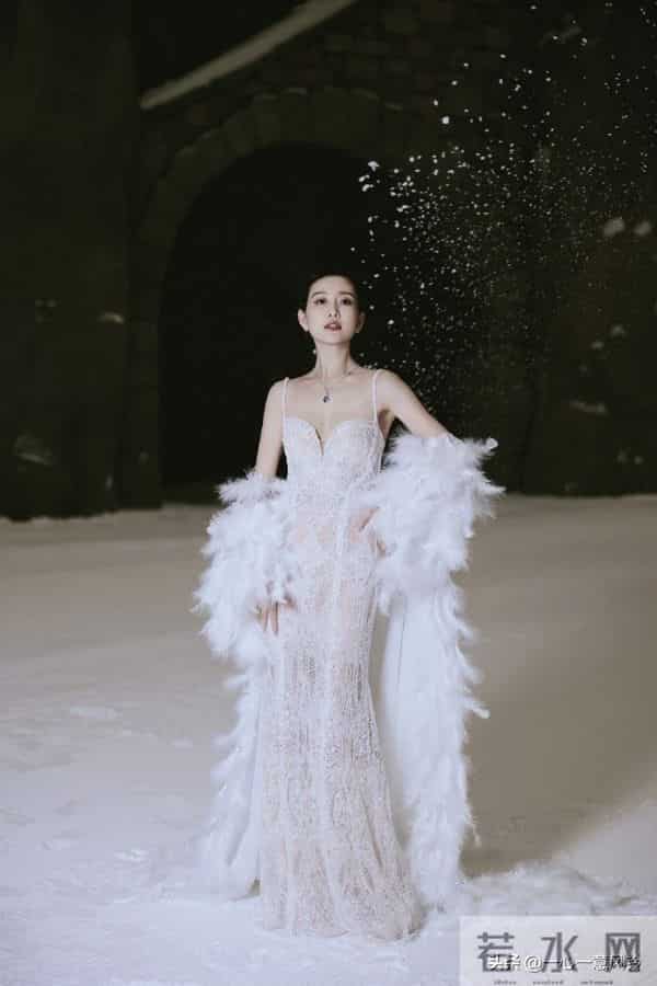 王鸥白玉兰红毯造型：冰雪精灵降临人间，美到窒息！