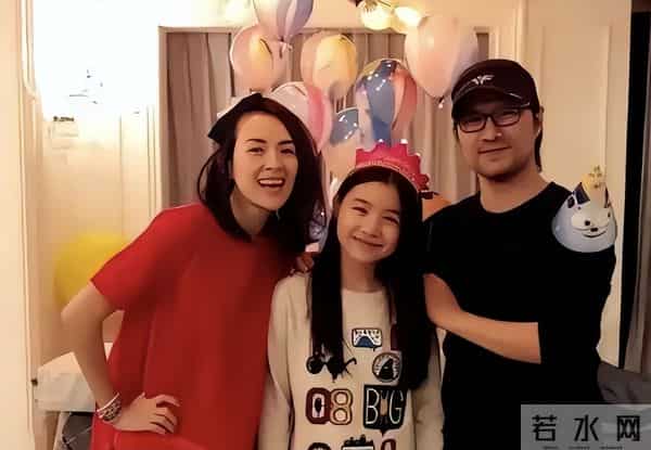 汪峰闺女恋情曝光1天后，葛荟婕就回应，母女俩的真实关系曝光