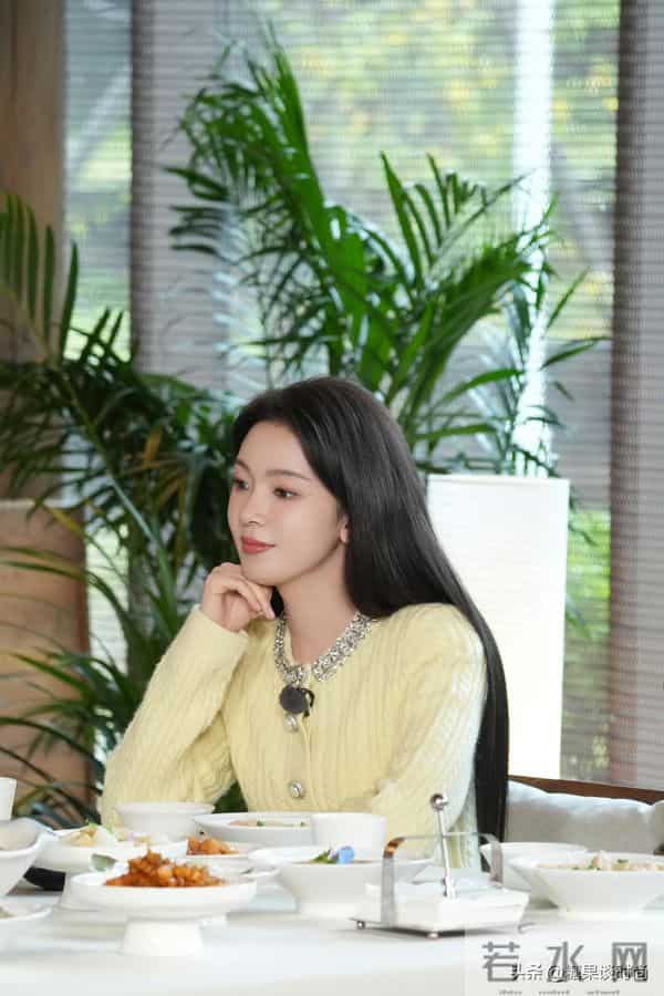 31岁的陈瑶，身穿暖黄小衫+牛仔裤，做起饭来了贤妻良母范啊