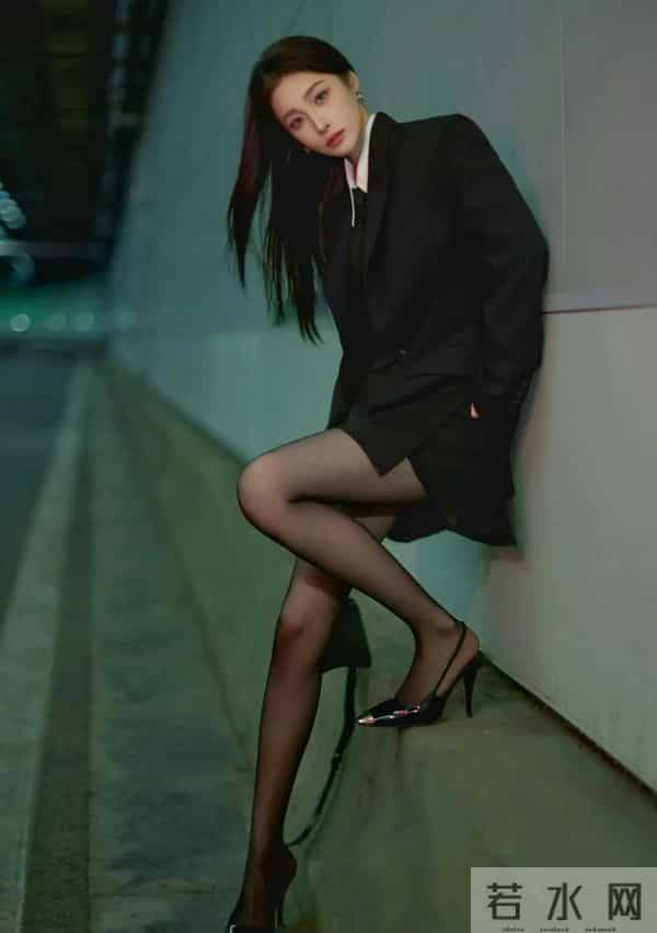 隆妮，白色衬衫黑色西装，黑色丝袜太诱人了