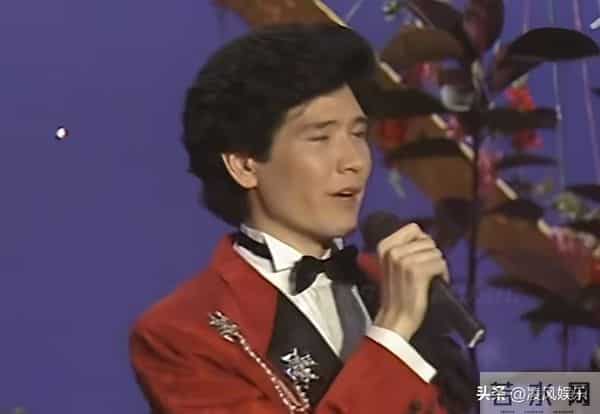 64岁费翔独居英国，房子自带超大花园，母亲去世后养猫为伴不孤单