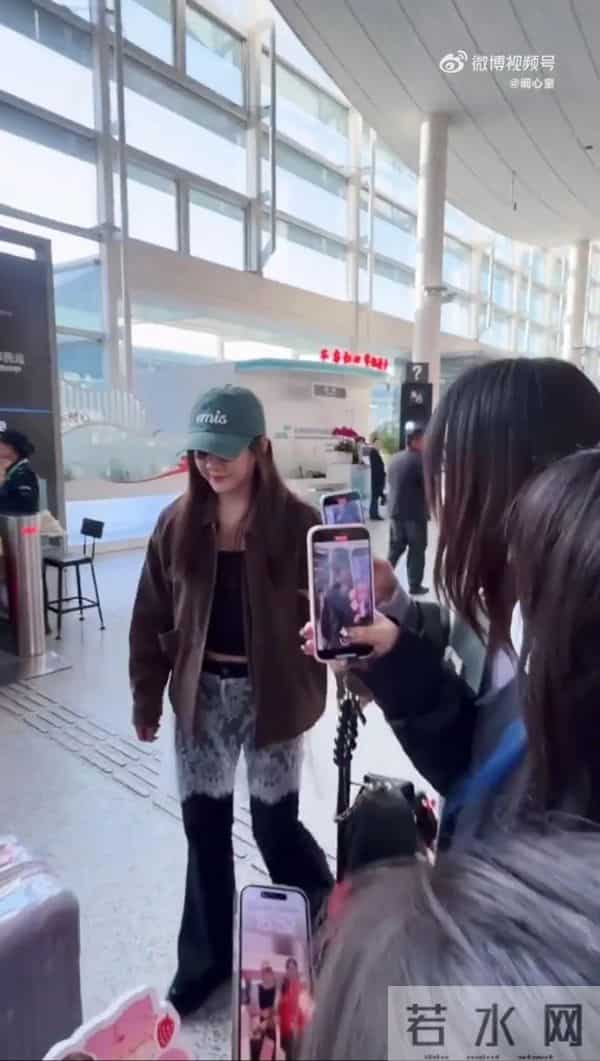 陈梦机场变秀场！穿麂皮夹克配蕾丝围帘喇叭裤，酷飒温柔切换自如