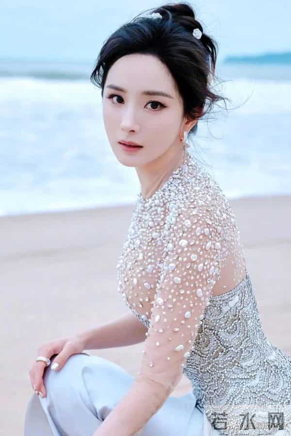 我的天，人间尤物杨幂的少女感真不是吹的，甜妹纯欲天花板