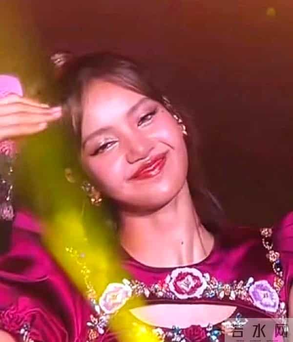 Lisa演出造型频繁露臀蛋，把低俗当成性感，疯马秀对她的影响太大