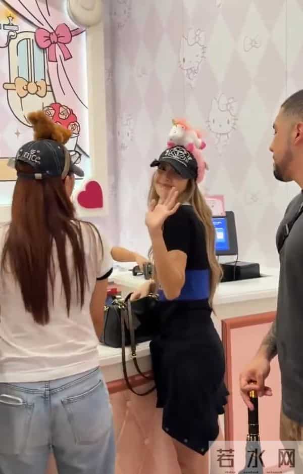 Lisa现身新加坡环球影城，笑容超甜，粉丝们疯狂追逐