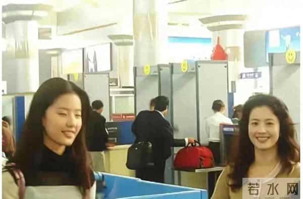 母亲看起来比女儿还美