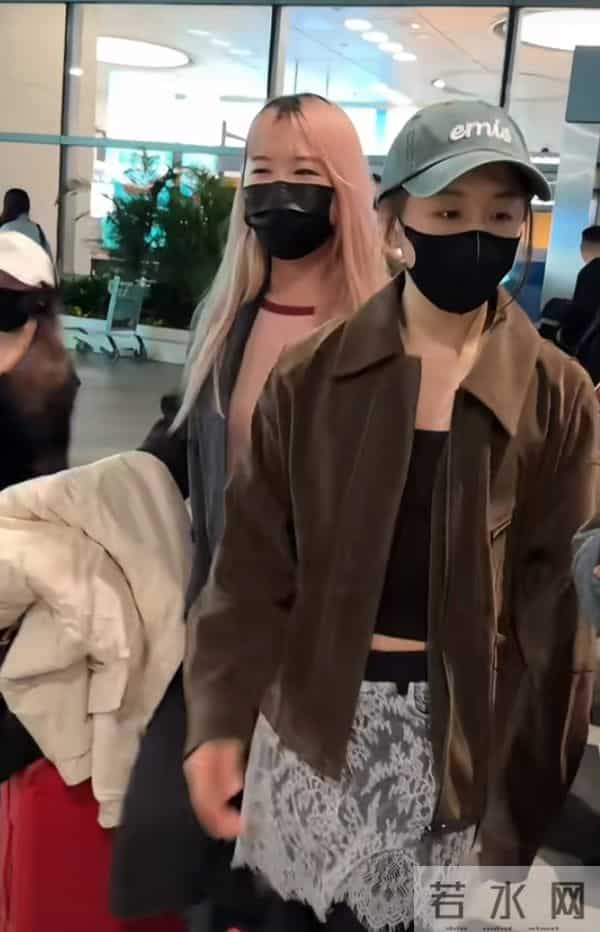 陈梦抵达厦门机场，麂皮棕外套配棒球帽，又飒又美