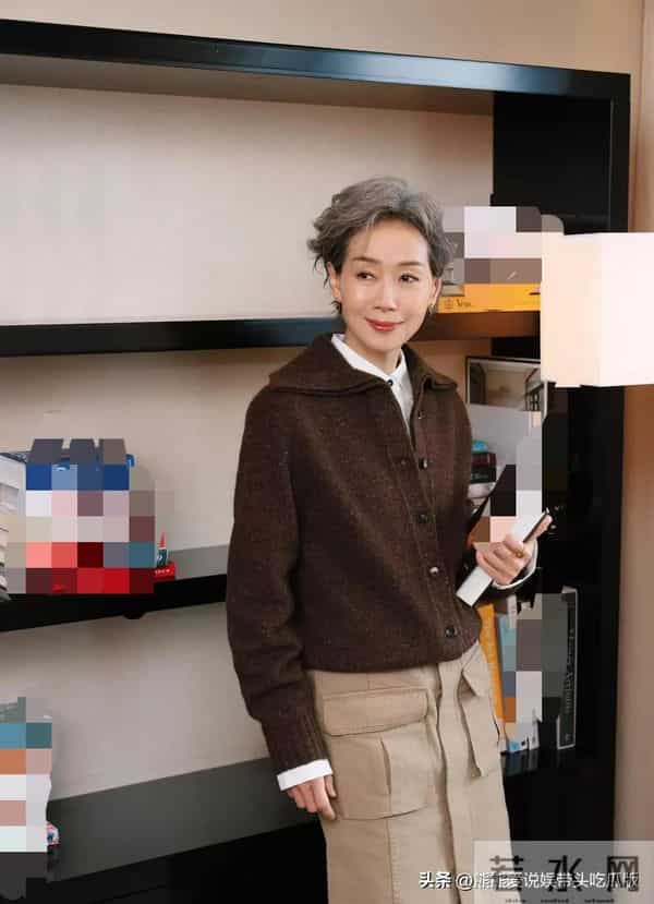 62岁叶童太会穿了！翻领毛衣+半身裙+长筒靴，时髦洋气又高级！