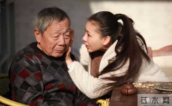 原来他已去世11年，早年恋情精彩52岁才结婚，遗孀比他小23岁