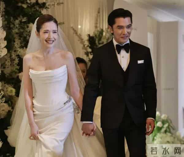 李靓蕾参加邱泽许玮甯婚礼，深V长裙开到胸口，想不被注意都难