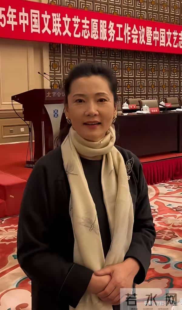 何赛飞是一个能说能讲非常聪明有分寸的人，任何场合都受人关注