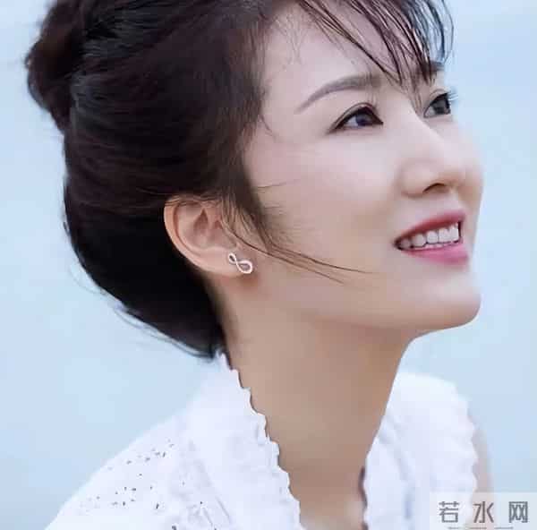 李念带3个孩子去美国，给13岁女儿买打折裙子，三代人同住大别墅