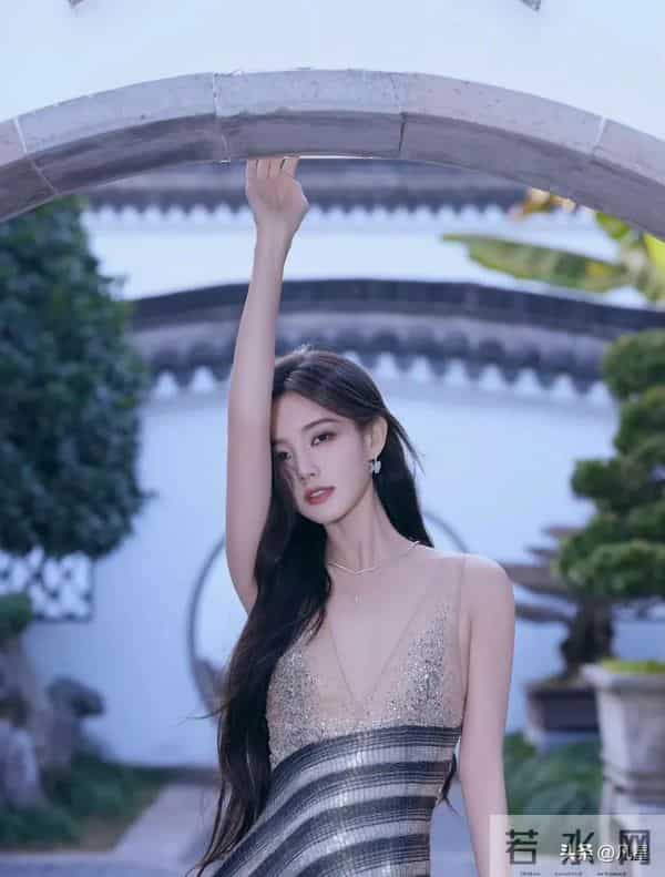 李一桐，身穿墨染礼服，性感妩媚