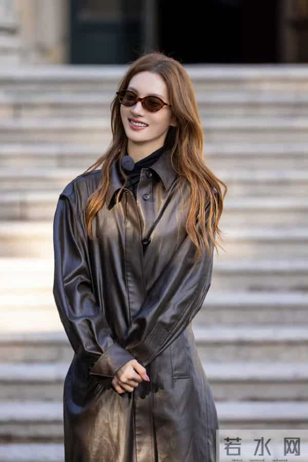 金晨今日份营业美照，一身衣皮长筒靴穿搭，又酷又美