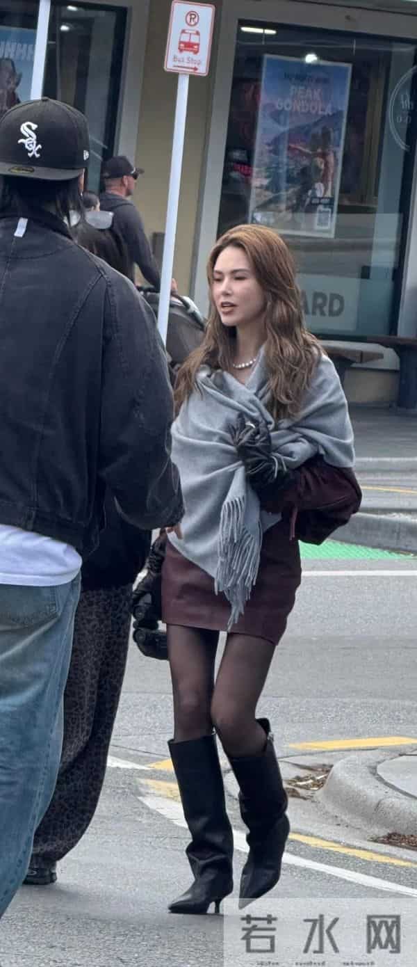 昆凌短裙黑丝袜长皮靴新西兰拍摄，近距离看真美！