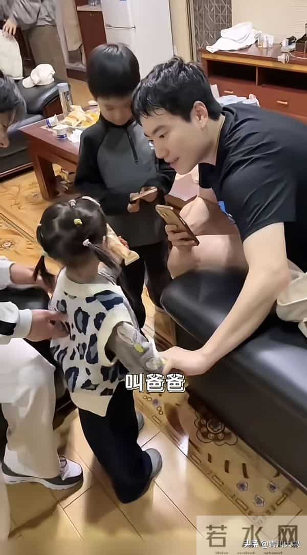 破案了！周雨女儿叫梁靖崑爸爸，不仅是凉皮功劳，还有人循循善诱