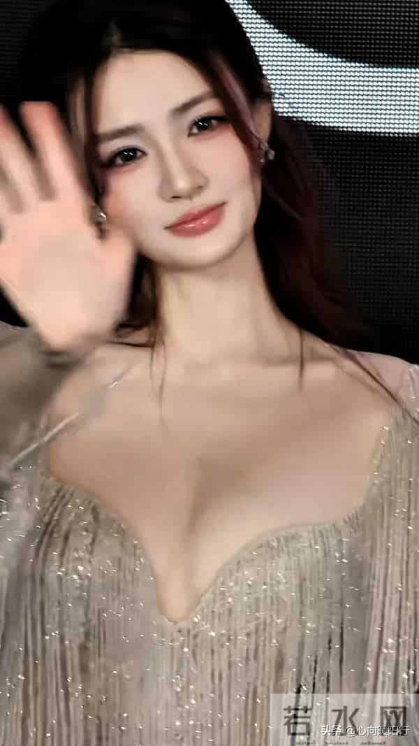 一眼沦陷！徐璐婚纱周穿流苏礼服，腰细肩挺还带软肉感，状态绝了