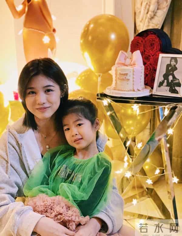 汪峰女儿小苹果早恋，穿沙滩短裤和男友合照，三任后妈章子怡最暖