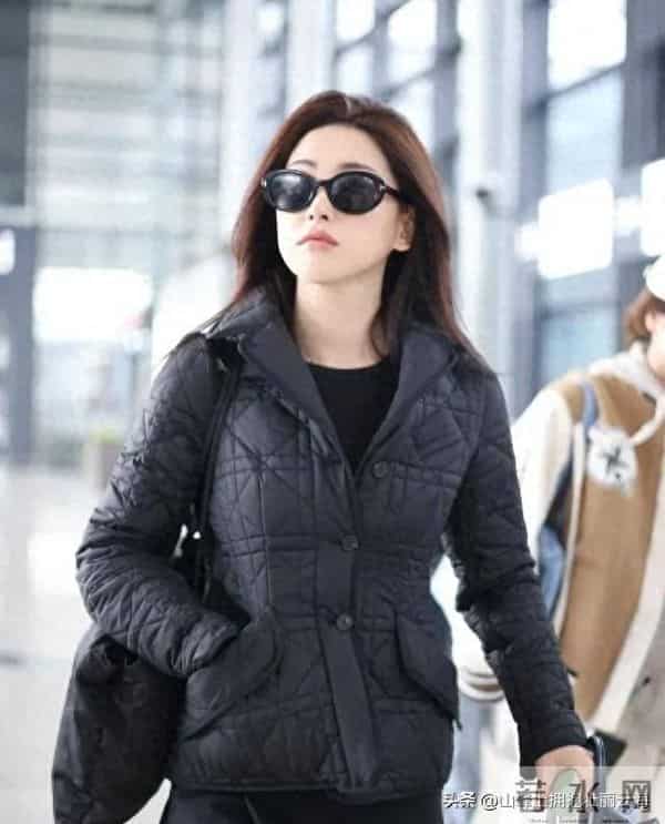 朱珠机场私服穿搭：菱格外套与阔腿裤结合，展现精致随性风格