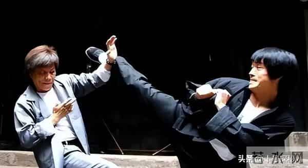 “陈真”梁小龙：定居成都当老板，77岁身手矫健，儿女双全很幸福