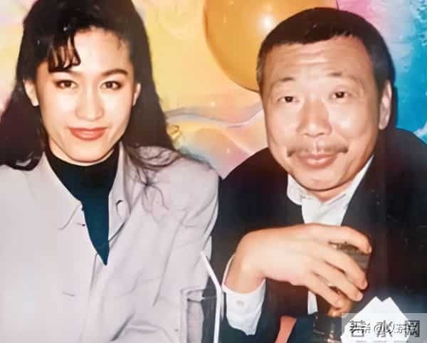 原来他已去世11年，早年恋情精彩52岁才结婚，遗孀比他小23岁