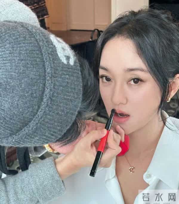 周迅化妆时的照片暴露了她的真实颜值，大眼睛的女星真的容易显老