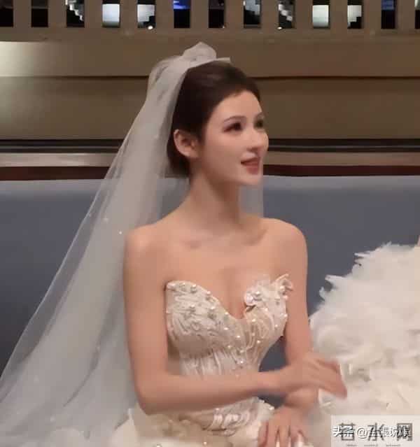 郭碧婷三亚走秀，双目无神被张予曦抢风头，曾曝女儿被同学孤立