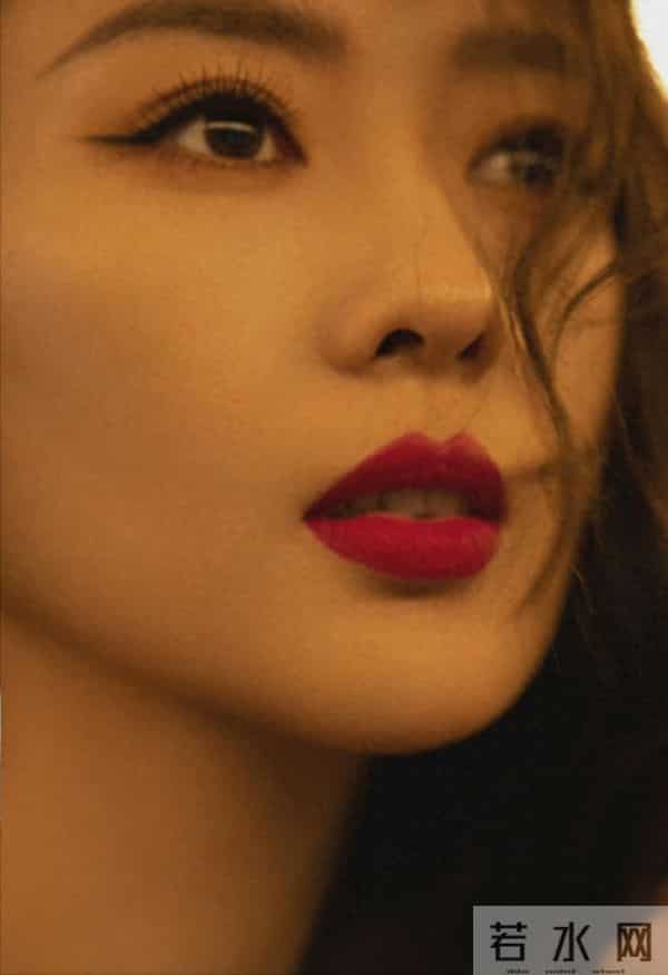 棕色卷发追星！童瑶银色外套耳环,橙色花朵喊累求放过！