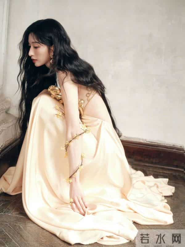 蛇蝎美人张俪终于火了 裸背骨感 身材修长曼妙 腰臀比一绝