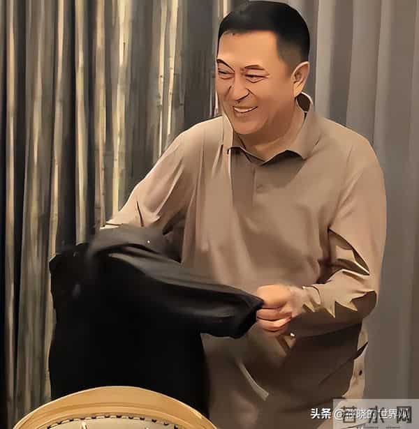 离婚传闻真相大白1年后，55岁张嘉益近况曝出，一点也不让人意外