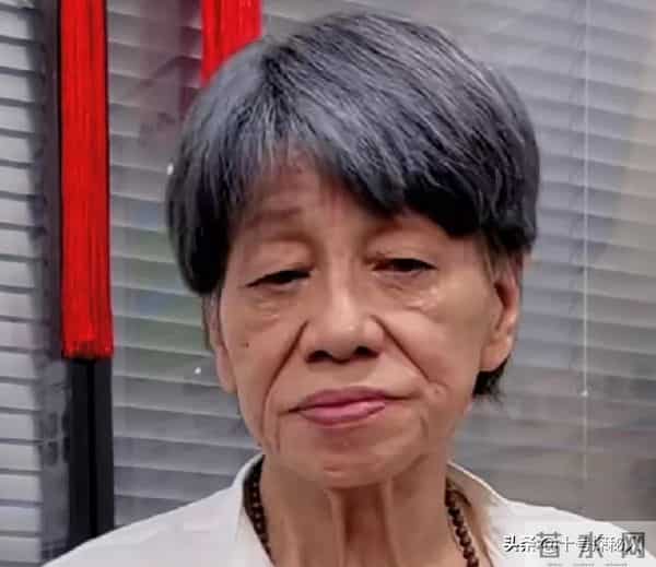 “陈真”梁小龙：定居成都当老板，77岁身手矫健，儿女双全很幸福