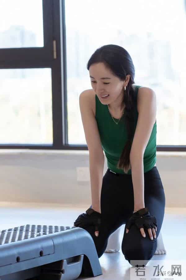39岁杨幂素颜健身露肌肉，绿背心麻花辫配优美曲线 身材管理真好！