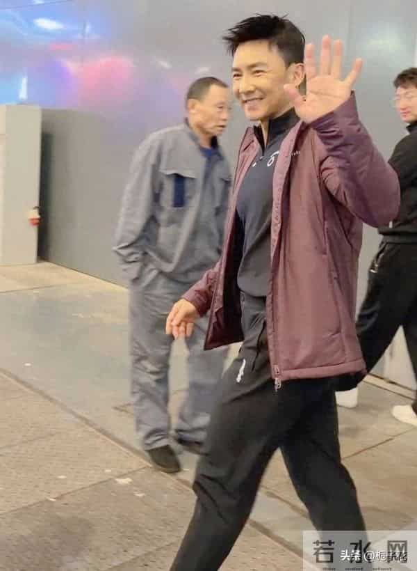 53岁刘畊宏在上海被偶遇，他身材真好，腹肌肉眼可见，太帅了吧