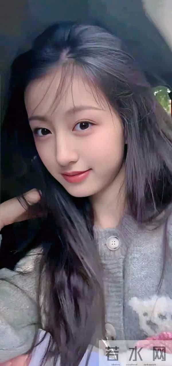 “人间水蜜桃”裴佳欣出落得太美了！五官精致像娃娃