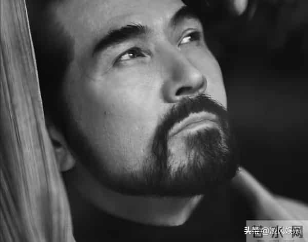 64岁费翔独居英国，房子自带超大花园，母亲去世后养猫为伴不孤单