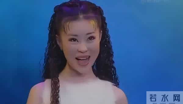 她9次登上春晚，却被谣传嫁给大31岁高层，如今49岁的她依旧单身