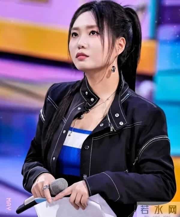 脱口秀女演员李雪琴探店吃米线，身形瘦到变样，有望成下一个贾玲