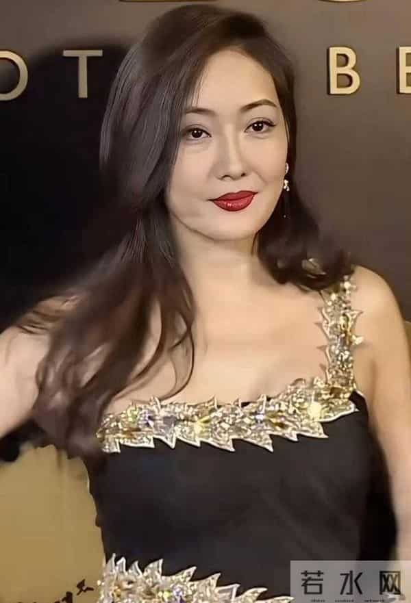 被老外骗财又骗色，反手就嫁北京亿万富豪，如今无儿无女也很受宠