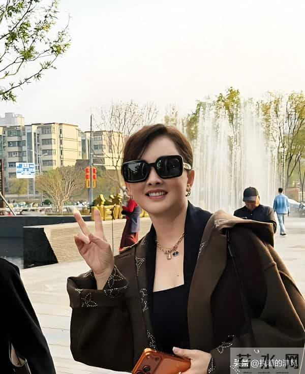 53岁的牛莉近照身材火辣，满身高奢