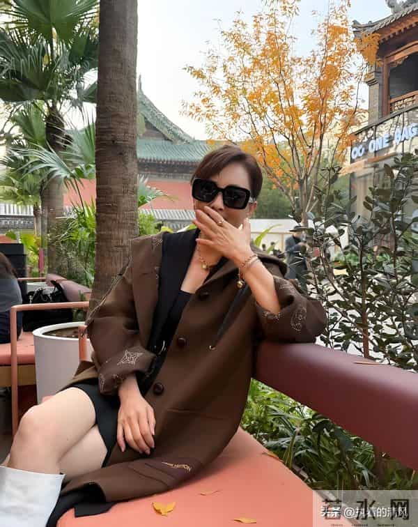 53岁的牛莉近照身材火辣，满身高奢