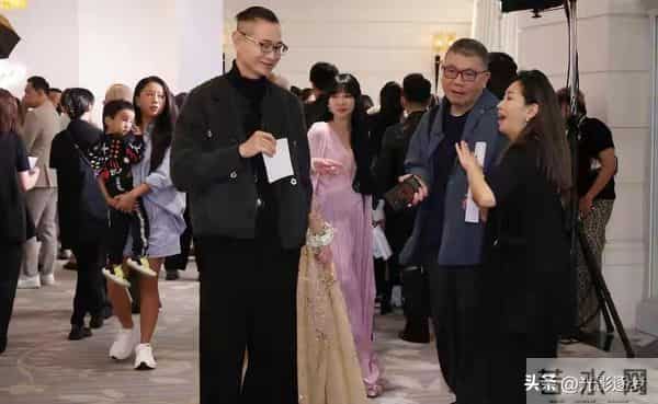 许玮甯婚礼上，李靓蕾穿粉裙成焦点，林心如红衣被骂不重视场合