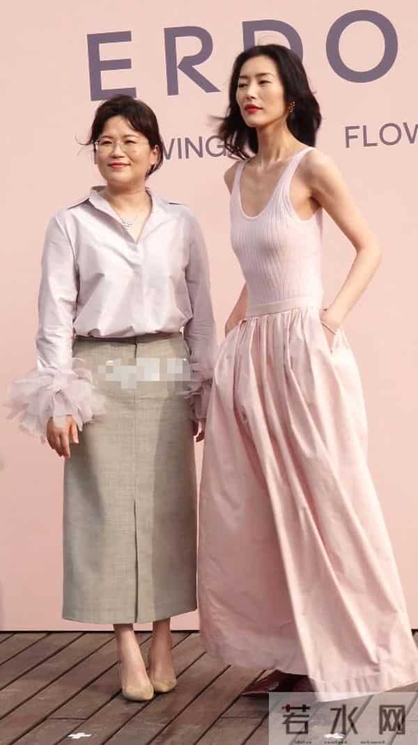 刘雯现身北京活动，深V衬衫配雨靴，扁胸扁屁股好抢眼