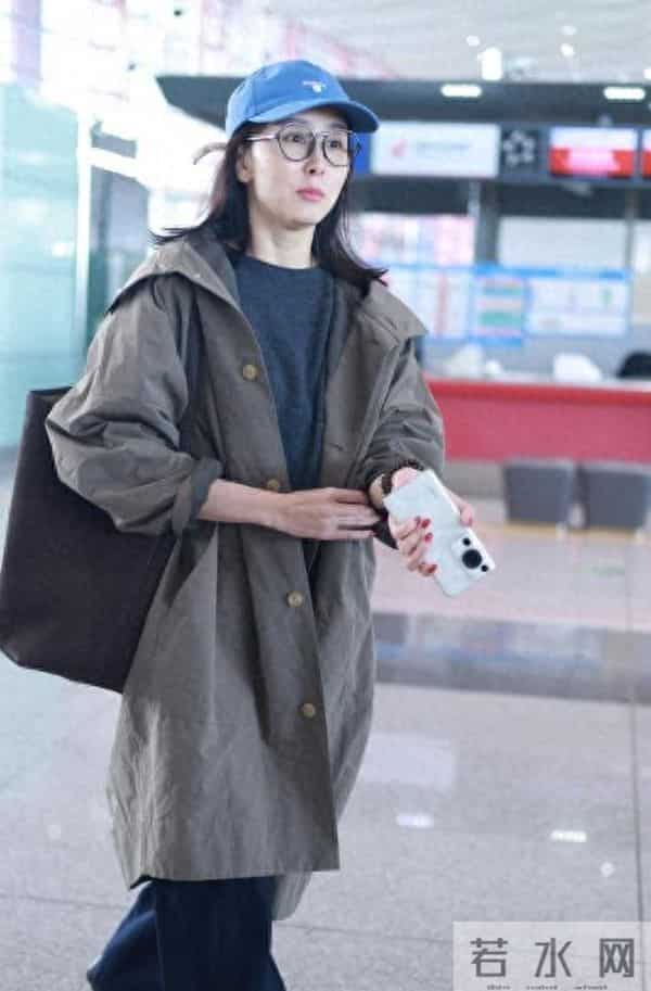 胡静机场私服真会穿！风衣+毛衣+阔腿裤，时髦洋气又高级