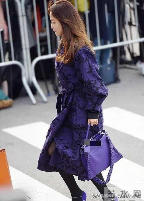 47岁金喜善换风格后大变样！穿紫大衣+黑裤袜，时髦又显贵！