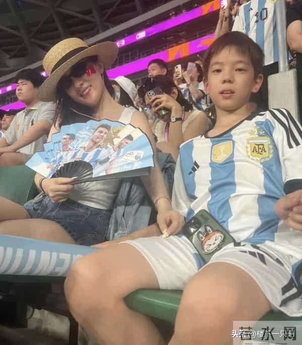 12岁嗯哼下巴后缩 小小一只 没有遗传双眼皮 脸型像杜江 五官像霍思燕