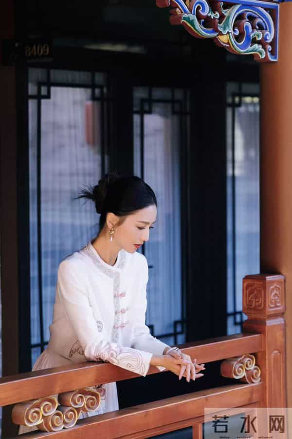 佟丽娅回母校！晒美照庆中戏75周年，依然是校花站C位，靳东也在