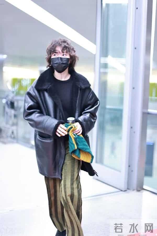 窦靖童穿皮毛外套烫卷发！个性潇洒，气质越来越像王菲